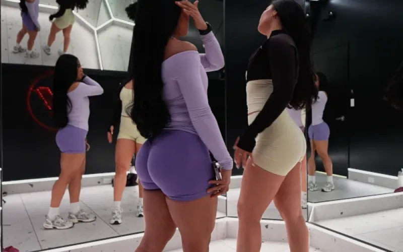 posing-room-womans